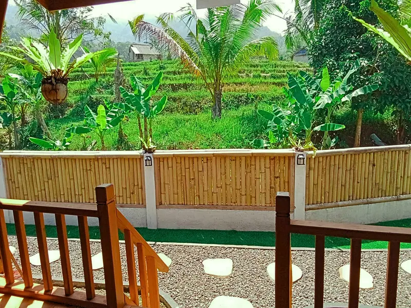 Tropical garden path surrounding Made Guesthouse